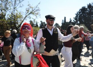 Στο κόκκινο οι πληρότητες – Βακχικό γλέντι με κρασί και… Μπουρανί στον Τύρναβο