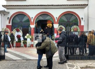 Οδύνη στην κηδεία του Λευτέρη Τσαμούτη που δολοφονήθηκε στους Γόννους (φωτό – βίντεο)