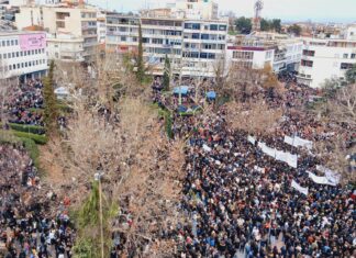 «Βούλιαξε» η Λάρισα για τα Τέμπη: Ενωμένη ειρηνικά τίμησε τους νεκρούς και τραυματίες – Μοναδικές εικόνες