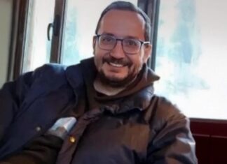 Λάρισα: Η μητέρα του Βασίλη Καλογήρου αναγνώρισε τα ρούχα – Έφυγε υποβασταζόμενη