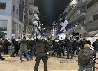 Σκηνές “μάχης” στην Λάρισα: Επεισόδια και προσαγωγές σε συγκέντρωση «σταυροφόρων» – Τι έψαλλαν οι διαμαρτυρόμενοι (ΦΩΤΟ)