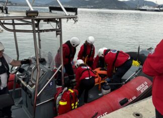 Άσκηση διάσωσης στο λιμάνι του Βόλου: Σώθηκε από «βέβαιο θάνατο» χειριστής πλωτού γερανού(ΦΩΤΟ)
