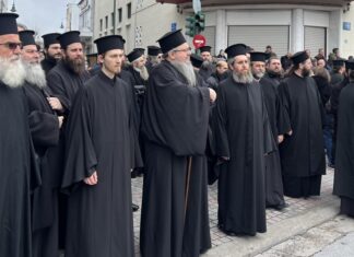 Στη συγκέντρωση διαμαρτυρίας για τα Τέμπη συμμετείχαν ο Μητροπολίτης Ιερώνυμος και οι κληρικοί της Λάρισας (ΦΩΤΟ)