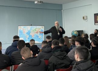 Επίσκεψη του Μητροπολίτη Ιερωνύμου στο 13ο Γενικό Λύκειο Λάρισας – ΦΩΤΟ