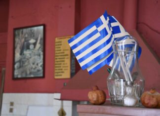 Κατεβάζει ρολά ουζερί 70 χρόνων που αγάπησαν πολλοί Λαρισαίοι – ΦΩΤΟ