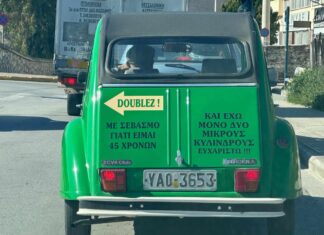 Το απίθανο μήνυμα που έγραψε οδηγός κλασικού παλιού αυτοκινήτου – Τραβάει όλα τα βλέμματα