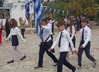 Παρέλαση στους Αρκιούς: Μαθητές από τη Βούλα και τη Λάρισα συνόδευσαν τον μοναδικό μαθητή του σχολείου