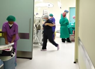 Χαμός στον Τύρναβο: Άγρια επεισόδια στο Κέντρο Υγείας – Συγγενείς ασθενή επιτέθηκαν σε γιατρούς και αστυνομικούς