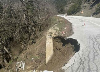 «Βουλιάζει» δρόμος σε ορεινό χωριό της Λάρισας – Κρούουν των κώδωνα κινδύνου οι κάτοικοι (ΦΩΤΟ)