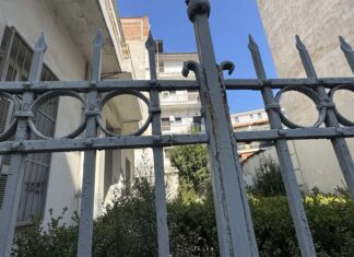 Λάρισα: Χάραξαν με σιδηροτροχό έχοντας πονηρό σκοπό τα κάγκελα γνωστού νεοκλασσικού (φωτογραφίες)