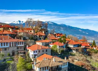 Απερίγραπτη θέα και γραφικά λιθόστρωτα σοκάκια: Το πανέμορφο χωριό λίγα χιλιόμετρα έξω από τη Λάρισα που έγινε σκηνικό σε δύο ταινίες και μια τηλεοπτική σειρά