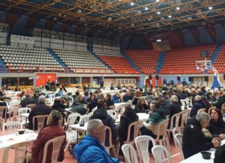 Με σαρακοστιανά και ζωντανή μουσική οι Λαρισαίοι γιορτάζουν τα Κούλουμα στο κλειστό της Νεάπολης (ΦΩΤΟ)