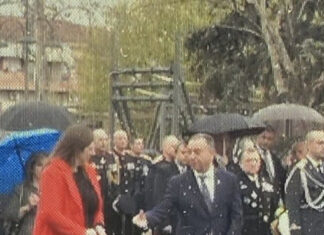 Λάρισα: Η Κωνσταντοπούλου αρνήθηκε να χαιρετήσει τον Κέλλα στην εξέδρα της παρέλασης