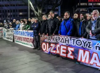 Λάρισα: Νέο συλλαλητήριο για το δυστύχημα των Τεμπών στην κεντρική πλατεία της πόλης