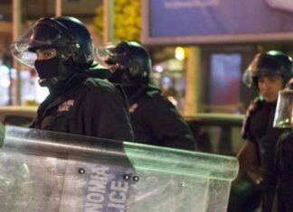 Χαμός στη Λάρισα: Οπαδοί της «Νίκης» τα έβαλαν με τον Ζαραλίκο για την παράστασή του