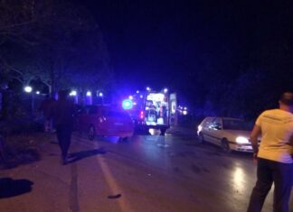 Σύγκρουση μηχανής και αυτοκινήτου στη Λάρισα – Στο νοσοκομείο ένα άτομο