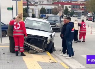 Λάρισα: Αυτοκίνητο που οδηγούσε ηλικιωμένος έπεσε πάνω σε νταλίκα – ΦΩΤΟ