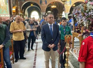 Με κατάνυξη οι ακολουθίες της Σταύρωσης και του Επιταφίου στον Άγιο Αχίλλιο (ΦΩΤΟ)