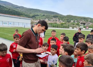 Λάρισα: Πασχαλινή έκπληξη τερματοφύλακα του Ολυμπιακού σε παιδιά στην Αγιά – ΦΩΤΟ