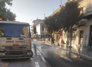 Δήμος Λαρισαίων: Εργασίες πλύσης οδοστρώματος και πεζοδρομίου στην οδό Λαγού