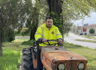 Με το τρακτέρ μπροστάρης ο δήμαρχος κόβει τα χορτάρια… – ΒΙΝΤΕΟ-ΦΩΤΟ