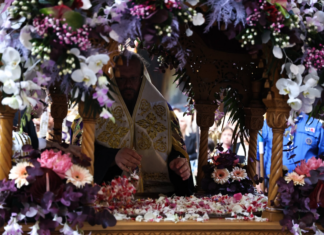 Μεγάλη Παρασκευή: Εντυπωσιάζουν και φέτος οι ανθοστολισμένοι Επιτάφιοι στη Λάρισα (ΦΩΤΟ)
