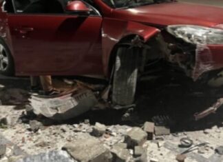 Λάρισα: Αυτοκίνητο έπεσε στο μνημείο της Εθνικής Αντίστασης στον Τύρναβο