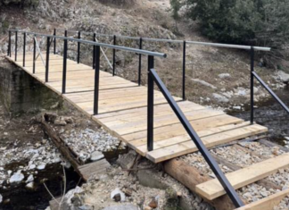 Έτοιμο το γεφύρι σε ξωκλήσι σε χωριό της Λάρισας – Το δύσκολο εγχείρημα (ΦΩΤΟ)
