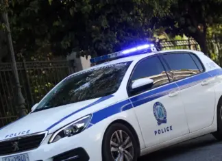 Λάρισα: Ταραχή με άντρα που κρατούσε περίεργο αντικείμενο και μπούκαρε σε μαγαζιά