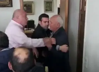 Ο Μπέος έβγαλε σηκωτό δημοτικό σύμβουλο από το γραφείο του – «Πέρασε έξω τώρα!»