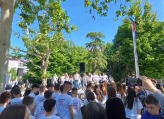 Ύψωσαν τείχος και χόρεψαν ενάντια στην οπαδική βία μαθητές στη Λάρισα (ΦΩΤΟ)