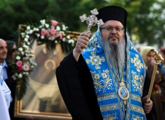 Λάρισα: Πλήθος πιστών στον μεθεόρτιο εσπερινό και στην περιφορά της θαυματουργής εικόνας της Ζωοδόχου Πηγής (ΦΩΤΟ)