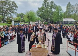 Με ευλάβεια τα θυρανοίξια της σεισμόπληκτης εκκλησίας της Παναγίας στον Αμπελώνα παρουσία του μητροπολίτη (φωτορεπορτάζ)