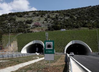Κλείνουν οι σήραγγες των Τεμπών