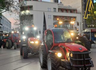 Γέμισε τρακτέρ η κεντρική πλατεία της Λάρισας από αγρότες που ζητούν αποζημιώσεις για τον παγετό (ΦΩΤΟ)