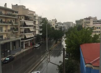 Δυνατή μπόρα και κεραυνοί στη Λάρισα (ΦΩΤΟ)