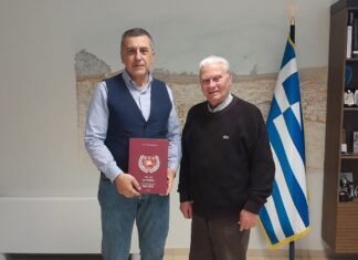 Στον Δημήτρη Κουρέτα ο επίτιμος πρόεδρος της ΕΑΛ, Σπύρος Μπαρμπούτης