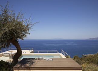 Μια κατοικία-καταφύγιο διακοπών σε ένα σκληρό ελληνικό τοπίο
