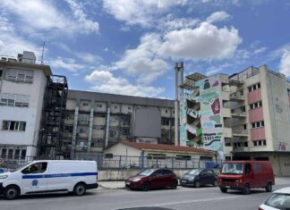 Λάρισα: Γυναίκα τραυματίστηκε σε σπάνιο τροχαίο – Παρασύρθηκε έξω από τα επείγοντα του ΓΝΛ από φορτηγό