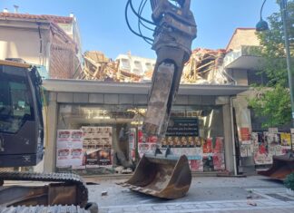 Ξεκίνησε η κατεδάφιση κτιρίων απέναντι από το Αρχαίο Θέατρο της Λάρισας (ΦΩΤΟ)