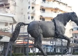 Λάρισα: Viral το μπρούντζινο άλογο που… ζωντάνεψε και κάλπασε (Βίντεο)