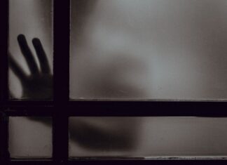 Πασίγνωστος επαγγελματίας απείλησε να χτυπήσει τη σύζυγό του – Πάτησε το panic button το θύμα