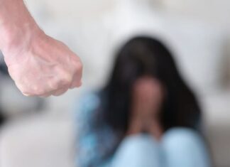 Λάρισα: Σύλληψη 32χρονης για ενδοοικογενειακή βία για τα 2 παιδιά της που έφεραν σημάδια κακοποίησης από σβήσιμο τσιγάρου