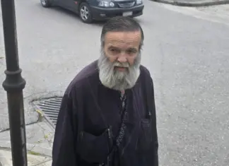Θρήνος στην κηδεία της 52χρονης στη Λάρισα – Συντετριμμένος ο πατέρας της, «θέλω να ρωτήσω τον εγγονό μου γιατί το έκανε»