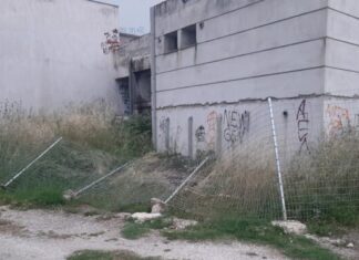 Βάνδαλοι γκρέμισαν περίφραξη στο ημιτελές κολυμβητήριο του Τυρνάβου