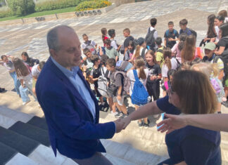 Επίσκεψη του 29ου Δημοτικού Σχολείου Λάρισας στη Βουλή – Ξενάγηση και συζήτηση με τον Βουλευτή Χρήστο Καπετάνο