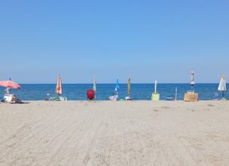 Καταγγελία: Κατάληψη παραλίας στο Στόμιο από ομπρέλες – ΦΩΤΟ