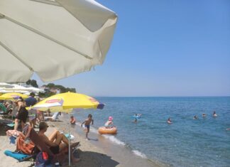 Το αδιαχώρητο αυτή την ώρα από Λαρισαίους στον Πλαταμώνα (ΦΩΤΟ)