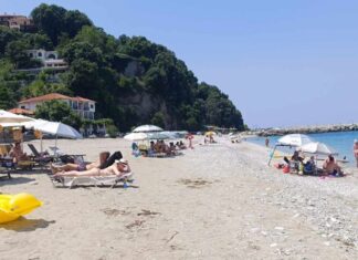 «Ζωντάνεψε» το Πήλιο: Πρώτες βουτιές από επισκέπτες και ντόπιους – Δείτε φωτογραφίες
