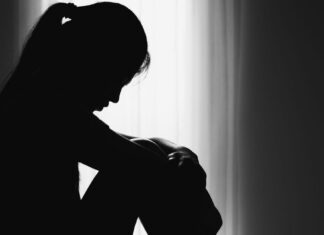 Ανήλικη αποκάλυψε στη θεία της ότι τη βίαζε ο πατριός της -Συνελήφθη από τις Αρχές και η μητέρα της